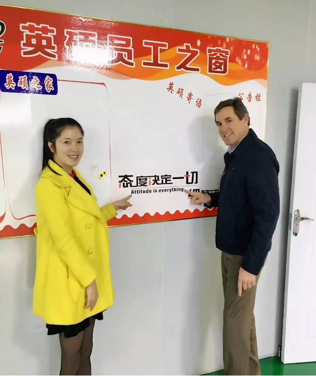 美国客户与恒行5包装文化墙合影留恋