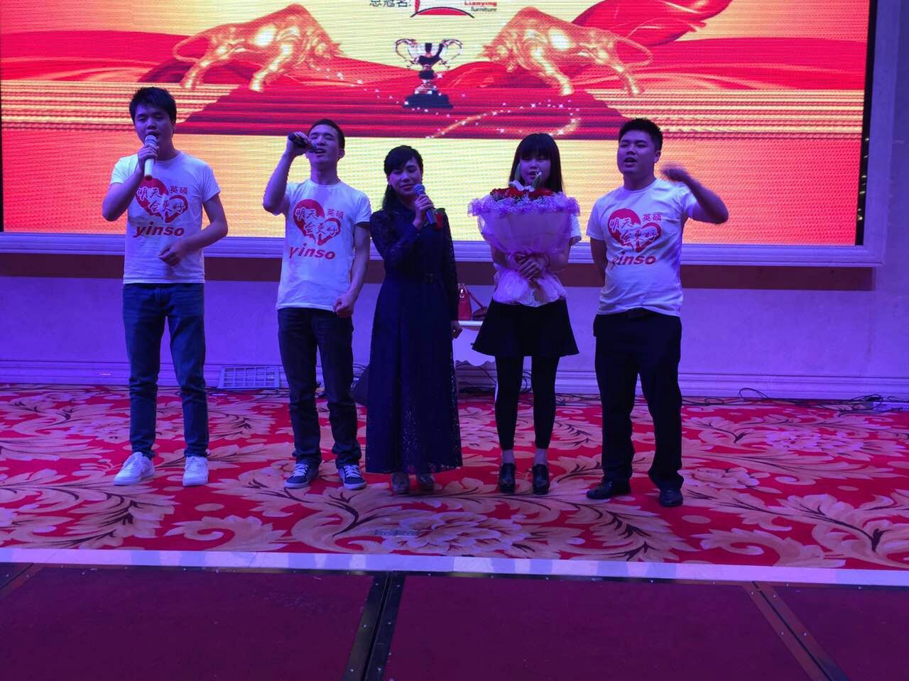 恒行5包装小伙伴们们在台上唱歌